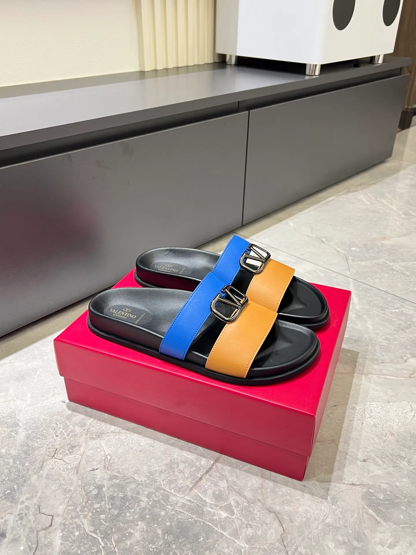 Men's shoes 💰p300 VALENTINO Men's 🧍‍♂️ Spring and summer new style metal logo flat slippers, elegant sandals, the same style worn by celebrities, original molding, imported calfskin. Rubber outsole. Soft and durable, full set of counter packaging size: 39-44 (.45.46 customized)